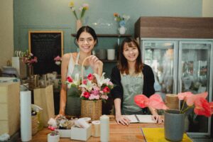 agencia-de-marketing-digitalbos-duas-mulheres-balcao-sorrindo-vendendo-atendimento