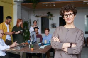 agencia-de-marketing-digitalbos-equipe-empresaria-olhando
