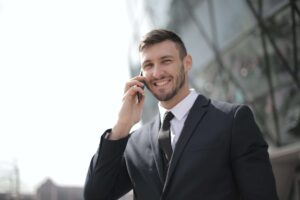 agencia-de-marketing-digitalbos-homem-telefone-terno