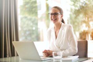 agencia-de-marketing-digitalbos-mulher-sorrindo-mesa-trabalhando